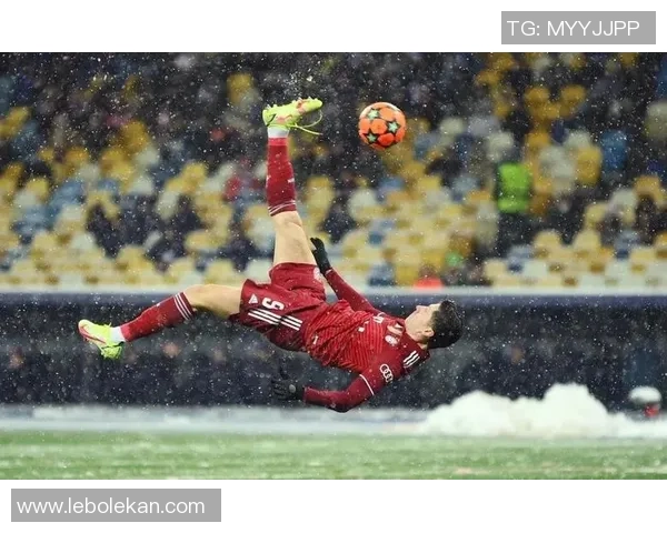 足球历史上最具传奇性的诡异下坠球星揭秘及其惊人进球瞬间 足球历史上最具传奇性的诡异下坠球星揭秘及其惊人进球瞬间